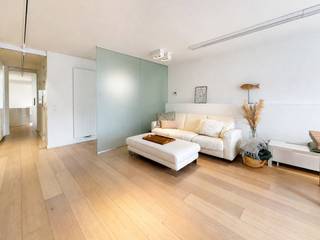 Dit mooi en modern appartement is gelegen in een recente residentie op een centrale locatie in Knokke, op wandelafstand van het commerciële centrum en alle voorzieningen. <br /><br />Het appartement omvat een inkomhal met afzonderlijk toilet, een aangename leefruimte met een open en volledig uitgeruste keuken en twee volwaardige slaapkamers met ingemaakte kasten. De masterbedroom beschikt over een ensuite badkamer, terwijl de tweede slaapkamer aansluit op een afzonderlijke douchekamer.<br /><br />Beide slaapkamers geven uit op het aangename terras aan de achterzijde, een ideale plek om in alle rust te genieten.<br /><br />Een fietsenberging in de residentie is inbegrepen. Daarnaast bestaat de mogelijkheid tot aankoop van een garagebox in het gebouw.<br />Stedenbouwkundig uittreksel en maatregelenregister in aanvraag.<br /><br />Aarzel niet om ons te contacteren voor meer info: tel.: 050.62.44.14 of via knokke@immax.be