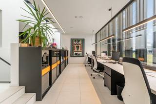 Deze moderne en luxueus afgewerkte building uit 2019, uitstekend gelegen op een zuid-oost georiënteerd perceel van 20a 74ca en grenzend...