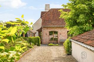 <p>Te midden van de prachtige glooiende landschappen van de Vlaamse Ardennen bevindt zich deze uitzonderlijk charmante en volledig gerenoveerde vierkantshoeve.</p><p>De hoeve verwelkomt u via een ruime parking en een verzorgde toegang tot de sfeervolle binnenkoer. Rondom vindt u prachtig aangelegde terrassen en tuinen die perfect aansluiten bij het karakter van het gebouw en waar rust en natuur centraal staan, genietend van prachtige uitzichten. Binnen wordt u meteen verrast door de warme en gezellige geïnstalleerde leefkeuken met eiland, volledig uitgerust met kwalitatieve toestellen, een praktische bijkeuken en berging met koelcel, inkom en ontvangsthal, gezellige zithoek en op het verdiep, 4 slaapkamers met 3 bad- en/of douchekamers.</p><p>In de bijgebouwen bevinden zich 5 perfect onderhouden karaktervolle kamers, waarvan 3 duplexkamers, elk met eigen toilet en badkamer (douche en lavabo).</p><p>Een absolute blikvanger is de polyvalente ruimte met open haard, gepolierde betonvloer en een indrukwekkend zichtbaar dakgebinte. Dankzij de directe toegang tot de terrassen vormt deze ruimte de perfecte setting voor bijeenkomsten of seminaries.</p><p>Unieke opportuniteit: mogelijkheid tot overnemen van een goed draaiende B&B, seminarieruimte, inclusief diverse randactiviteiten(mogelijkheid overname via aandelen)</p><p>Troeven van deze eigendom:<br />* Perfect onderhouden en volledig gebruiksklaar, met oog voor energeizuinigheid (zonnepanelen, nieuwe brander)<br />* Authentieke charme gecombineerd met modern comfort<br />* Dubbele beglazing en geïsoleerde daken<br />* Geautomatiseerde installaties<br />* Uitzonderlijke ligging in de natuur van de Vlaamse Ardennen</p><p>Meer info of bezoek via info@immobeguin.be</p>
