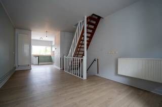 Deze 2-slaapkamer woning is gelegen op een toplocatie nabij de Schelde. <br />De indeling is als volgt: op het gelijkvloers bevindt zich de woonkamer en de keuken, welke toegang geeft tot een terras. <br />Op de souterrain bevindt zich de slaapkamer met toegang tot de gezellige tuin. Op de eerste verdieping vindt u de badkamer met aansluitend een tweede kamer. <br /><br />Beschikbaar vanaf 1/03/2026. <br /><br />Nuttige informatie: <br />- Huurwaarborg: €2.475 (3 maanden huur)<br />- Plaatsbeschrijving intrede en uittrede: €342,5 incl BTW <br /><br />Wens je graag een bezoek? contacteer ons via 03/775.78.79.