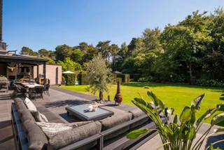 Statige villa met ruime slaapkamers op toplocatie
Statige villa in perfecte staat, gebouwd door Valckenborg
Indeling:
Gelijkvloers (296 m²): inkomhal met toilet, ruime living met inbouwhaard, aparte met eetkamer, volledig ingerichte woonkeuken (miele), garage voor 3 wagens, kantoor met lichteiken maatkasten.
Verdieping (200 m²): 1ste slaapkamer met aparte dressing en badkamer, nog 3 slaapkamers waarvan 1 met badkamer en met tal van ingemaakte kasten , verder door bergruimte met meerdere ingemaakte kasten en trap naar 2e verdieping.
2e Verdieping (ca. 160 m²): Keuken, 3de badkamer met sauna, technische ruimte, gigantische polyvallente ruimte waar momenteel de mastersuite zich bevindt met prachtige ruime dressing.
Bijzonderheden:
Zwembad verwarmd op gas met poolhouse: technisch lokaal, berging, douche en toilet.
CV elektrisch - zonnepanelen op dak huis en op plat dak (certificaten) - laadpaal elektrische auto - buitenparking.
Overal rolluiken - grondige beveiliging.
Heel veel ingemaakte kasten in de woning - afgewerkt met de beste materialen - allemaal harde vloeren (tegels en parket)
Wijnkelder
Overdekt terras met haard, grote open terrassen met elektrische zonnetenten - Zuid georiënteerd.
Aangelegde tuin, omheind - geboorde waterput, beregening tuin - tuinverlichting.
airco's in de slaapkamers
Verbouwingen en vernieuwingen in 2003 en 2019/20 - top onderhouden.