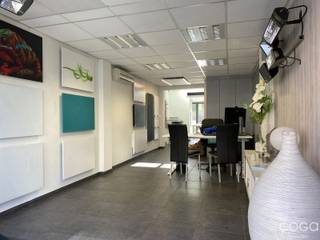 <p><strong>Commercieel handelshuis met woonst in het hart van Oostmalle – wonen &amp; werken op één toplocatie!</strong></p>
<p>Op zoek naar een unieke combinatie van wonen en werken op een centrale locatie? Dit handelshuis in het centrum van Oostmalle biedt een uitgelezen kans! Dankzij de gunstige ligging op wandelafstand van winkels, scholen en openbaar vervoer, geniet u hier van een uitstekende zichtbaarheid én bereikbaarheid.</p>
<p><strong>Handelsruimte (ca. 69 m²) – klaar voor uw zaak!</strong><br />Op het gelijkvloers bevindt zich een instapklare handelsruimte met tal van mogelijkheden. U komt binnen in een stijlvolle ontvangstruimte, gevolgd door een centrale doorgang met kitchenette en afzonderlijk toilet. Achteraan bevindt zich een lichtrijke kantoorruimte, volledig uitgerust met ingemaakte kasten. Extra troef: de ruime kelder biedt praktische opbergmogelijkheden, en het achterliggende terras met gezellig tuintje zorgt voor een aangename buitenruimte – ook ideaal voor klanten of personeel.</p>
<p><strong>Woongedeelte – ruim duplexappartement met aparte toegang</strong><br />Volledig gescheiden van de handelsruimte, biedt het bovenliggende duplexappartement een comfortabele woonst verdeeld over twee verdiepingen. <br />We betreden het appartement via een private inkomhal die ook plaats geeft aan de nutsvoorzieningen en cv-installatie;<br />Op de 1e verdieping bevindt zich een lichtrijke leefruimte met open keuken (voorzien van spoeltafel, kookplaat, dampkap en aansluiting voor vaatwasser), en een praktische badkamer met douche, wastafel en toilet.<br />De tweede verdieping omvat een nachthal, drie slaapkamers en een aparte was-/bergruimte. <br />Via de nachthal bereikt u bovendien een handige bergzolder.</p>
<p><strong>Pluspunten op een rijtje:</strong><br />✔ Topligging in het centrum van Oostmalle<br />✔ Handels- en woonfunctie volledig gescheiden, elk met eigen ingang<br />✔ Instapklare handelsruimte + gezellig tuintje<br />✔ Ruim duplexappartement met 3 slaapkamers<br />✔ Kelder &amp; zolder voor extra opslagruimte<br />✔ Interessant voor zelfstandigen of investeerders</p>
<p><strong>Een uitstekende opportuniteit voor wie privé en professioneel wil combineren, of op zoek is naar een rendabele investering!<br /><br /></strong><em>(Vastgoedinlichtingen van de gemeente in aanvraag)</em><strong><br /></strong></p>