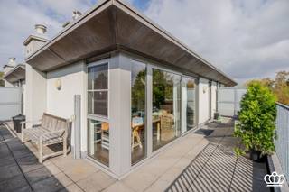 <p><span>Zonnig en licht duplexappartement van 73m² met één slaapkamer, ruim terras en prachtig uitzicht. Inclusief ondergrondse autostaanplaats, fietsenberging en individuele kelderberging. </span></p><h3><span>Appartement</span></h3><p><span>Dit zonnige duplexappartement met een totale oppervlakte van 73m² valt meteen op door zijn vele lichtinval, aangename sfeer en ruim terras.</span></p><p><span>Via de inkomhal bereik je het toilet, de berging en de leefruimte. Dankzij de grote raampartijen geniet de leefruimte met open keuken van veel natuurlijk licht. Van hieruit heb je rechtstreeks toegang tot het gezellig terras, een echte troef voor wie graag buiten geniet.</span></p><p><span>De open keuken is uitgerust met een kookplaat, afzuigkap, oven, koelkast en enkele spoelbak. Verder bevindt zich op deze verdieping de badkamer met douchecabine en wastafel.</span></p><p><span>Een houten trap leidt naar de open bovenverdieping. Hier bevinden zich de slaapkamer en een aparte wasberging met cv-ketel.</span></p><p><span>Mogelijkheid om mits gepaste indeling een echt leuk, knus en ruimtelijke appartement te creëren met een prachtig uitzicht en gezellig terras. </span></p><p><span> </span></p><h3><span>Kelder</span></h3><p><span>Bij het appartement hoort een afgesloten, individuele kelderberging. Daarnaast beschikt het gebouw over een gemeenschappelijke fietsenberging en een lift.</span></p><h3><span>Garage</span></h3><p><span>De ondergrondse autostaanplaats is inbegrepen en bevindt zich in het aangrenzende appartementsgebouw. </span></p><p><span> </span></p><p><span>Graag een bezoek of meer informatie? </span></p><p><span> </span></p><p><span>Bel ons op </span><span>03 666 30 66</span><span> of per mail op: <span>info@allure-re.com</span></span></p><p><span> </span></p><p><span> </span></p>