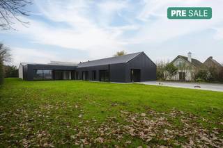 Sur un terrain de 2 104 m², cet immeuble d'affaires entièrement rénové d'environ 460 m² est à vendre dans la zone industrielle de...