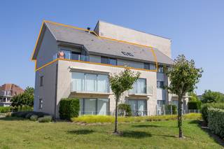 Dit uitzonderlijk <strong>lichtrijke</strong> appartement met <strong>drie volwaardige slaapkamers</strong>, een <strong>zonnig zuidgericht terras (ca. 6 m²)</strong> en een <strong>privatieve kelderberging </strong>bevindt zich op de tweede verdieping van de<strong> stijlvolle Residentie Nîmes, gelegen in het gegeerde domein Golf Azûr</strong> (Warande 7). Een absolute topligging waar rust en nabijheid van zee perfect samenkomen.<br /><br />Dankzij de <strong>centrale maar rustige ligging </strong>geniet u hier van het beste van Middelkerke. Het strand, het nieuwe casino, gezellige restaurants, winkels en openbaar vervoer bevinden zich allemaal op wandelafstand. Alles ligt binnen handbereik, terwijl u toch in alle sereniteit kunt wonen of verblijven.<br /><br />Het appartement werd bijzonder praktisch en functioneel ingericht, met veel aandacht voor lichtinval en wooncomfort. De ruime leefruimte met open keuken geniet van grote raampartijen die uitgeven op het terras, waardoor binnen- en buitenleven mooi in elkaar overvloeien.<br /><br />De <strong>volledig geïnstalleerde keuken </strong>is uitgerust met alle nodige toestellen en sluit naadloos aan op de ruime eetplaats, ideaal voor gezellige momenten met familie en vrienden.<br /><br />Verder beschikt het appartement over een verzorgde badkamer met <strong>douche en lavabo</strong>, een <strong>apart</strong> <strong>gastentoilet</strong> en <strong>drie comfortabele slaapkamers, waarvan één met aansluitende dressing.</strong><br /><br />Het <strong>zuidgerichte terras van ca. 6 m² </strong>is een echte meerwaarde: een aangename en zonnige buitenruimte waar u in alle rust kunt genieten, beschut van de zeewind.<br /><br />Extra bergruimte wordt voorzien dankzij de <strong>berging</strong> in het appartement (met aansluiting wasmachine), de <strong>privatieve</strong> <strong>kelderberging</strong> én de<strong> ruime zolder boven het appartement.</strong><br /><br />Bovendien zijn de <strong>meubels inbegrepen in de prijs</strong>, waardoor deze eigendom volledig instapklaar is.<br /><br />Residentie Nîmes dateert van <strong>2003</strong>, wat als bijkomend voordeel biedt dat er momenteel <strong>geen grote kosten voorzien zijn voor de komende jaren.</strong><br /><br />Troeven van dit appartement:
<ul>
	<li>Zuidgericht terras van ca. 6 m²</li>
	<li>Drie volwaardige slaapkamers</li>
	<li>Rustige topligging vlak bij strand en centrum</li>
	<li>Volledig gemeubeld en instapklaar</li>
	<li>Privatieve kelderberging en ruime zolder</li>
	<li>Ideaal als tweede verblijf of investering</li>
</ul>
<br />Dit appartement combineert <strong>ruimte, licht en ligging</strong> op een unieke manier en vormt de perfecte uitvalsbasis aan zee — zowel voor eigen gebruik als voor vakantieverhuur.<br />Interesse in deze prachtige eigendom? Contacteer ons vandaag nog voor een bezoek en ontdek zelf de charme van dit unieke appartement.<br /> 
