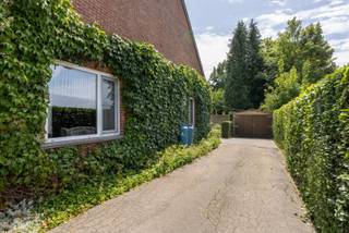 Deze half open woning op een perceel van maar liefst 12a58ca wordt verkocht.De woning beschikt over een prachtige tuin, alsook een zeer mooie...