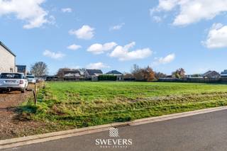 Voor meer info en foto’s, surf naar www.swevers.be – Op zoek naar een bouwgrond in een rustige, groene omgeving met vlotte bereikbaarheid? Deze bouwgrond van 8a 82ca aan de Vroenweg in Heusden-Zolder biedt de ideale basis voor een halfopen bebouwing met moderne indeling. De perceelbreedte van 11,34 meter en diepte van 85,08 meter laten een flexibele inrichting toe. Twee bouwlagen zijn toegestaan, met een geveldiepte van 17 meter op het gelijkvloers en 12 meter op de eerste verdieping (onder voorbehoud van vergunningen). Geniet van de gunstige oriëntatie voor een lichtrijke woning en aangename tuin. Achteraan is ruimte voor een tuinhuis, perfect als opslag of hobbyplek. De locatie combineert rust met praktische voordelen: snelwegen op 5,4 km, openbaar vervoer op 120 meter, en nabijheid van scholen, winkels en recreatie. Creëer hier jouw droomwoning op maat. Voor meer informatie, bel 011 255 155. Bron bewoonbare oppervlakte: EPC – verslag.