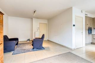 Zoekt u een instapklaar appartement te koop in Strombeek? Ontdek dit pand op de 1e verdieping van residentie "Ijsfabriek", gebouwd in 2011. In het centrum van Strombeek geniet u van lokale handelaars, scholen en openbaar vervoer op wandelafstand, plus een vlotte verbinding naar de Ring en A12. Dankzij het gunstige EPC-label B (102 kWh/m²) en conforme elektriciteit kiest u voor een energiezuinige en veilige thuis.<br /><br />Doordachte indeling:<br />- De inkomhal heeft een handige inbouwkast. <br />- De lichtrijke leefruimte sluit naadloos aan op de volledig geïnstalleerde open keuken en biedt directe toegang tot het grote, gezellige terras. <br />- Verder beschikt het appartement over 2 slaapkamers met op maat gemaakte inbouwkasten. <br />- De badkamer is uitgerust met een douche en wastafel. <br />- Een praktische berging met wasmachineaansluiting<br />- Een private kelder maken het appartement compleet.<br /><br />Belangrijkste troeven:<br />-Energiezuinig EPC-label B en conforme elektriciteit.<br />- Maatwerk inbouwkasten in de hal en slaapkamers.<br />- Veilig badgesysteem en een afgesloten fietsenstalling.<br />- Parkeren: Optie tot aankoop ondergrondse autostaanplaats (+ € 25.000).<br /><br />Dit appartement in residentie Ijsfabriek biedt de ideale balans tussen modern comfort en een absolute toplocatie. Perfect voor eigen bewoning of als slimme vastgoedinvestering met een prima rendement. Interesse in dit vastgoedpareltje? Contacteer ons vandaag nog voor een bezoek!<br /><br />Bestuursmaatregelen in het maatregelenregister: nee