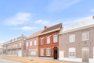 Deze klassiek gebouwde woning is gelegen in de <strong>René de Clercqstraat</strong>, in het centrum van Deerlijk.<br /><br />Op het gelijkvloers beschikt de woning over een inkomhal, <strong>een afzonderlijke salonruimte en eetplaats</strong>, een keuken, badkamer en praktische berging. De badkamer is uitgerust met een <strong>ligbad, lavabo en toilet</strong>. Vanuit de eetplaats is er toegang tot de trap naar de eerste verdieping, die bestaat uit een overloop en <strong>drie slaapkamers.</strong><br /><br />Verder beschikt de woning over <strong>een ruime zolder en kelder</strong>. Achteraan bevindt zich <strong>een terras en een deels betegelde buitenruimte</strong>, evenals een praktische <strong>berging met zolder</strong>, ideaal voor extra opslagruimte.<br /><br />De woning geniet van een <strong>gunstige zuidoriëntatie</strong> en beschikt over PVC-buitenschrijnwerk met isolerende beglazing en geïsoleerde dakvlakken. Het gelijkvloers wordt verwarmd met gaskachels en de woning is aangesloten op de klassieke nutsvoorzieningen.<br /><br />Met een <strong>energielabel C en geen renovatieplicht </strong>biedt deze woning een interessante combinatie van karakter, comfort en mogelijkheden. <strong>Een degelijk gebouwde woning met karakter</strong>, centraal gelegen en met ruimte om verder naar eigen smaak te moderniseren en in te richten.