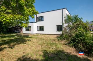 LA MAISON EST COMPOSÉE DE QUATRE CHAMBRES, DEUX SALLES DE BAINS, UN BEAU JARDIN ET UN GARAGEVous entrez dans cette maison à la finition casco par le...