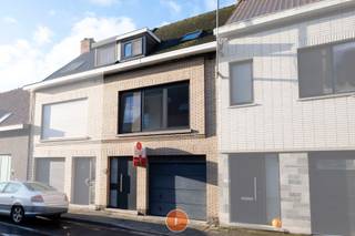 Op een <strong>goede ligging</strong>, vlakbij het centrum van Wevelgem, bevindt zicht deze instapklare gezinswoning.<br /><br />Bij het betreden van de woning kom je in een <strong>ruime hal </strong>die toegang geeft tot de bovenverdieping en het woongedeelte.<br />De woning heeft een <strong>lichtrijke en gezellige woonkamer</strong> met aansluitend de <strong>volledig geïnstalleerde keuken </strong>met gasfornuis, oven, vaatwasmachine en inbouwkoelkast. Verder door is er een zeer <strong>handige wasruimte</strong> en een <strong>toilet</strong>.<br />Op de eerste verdieping hebben we <strong>2 ruime slaapkamers</strong> en een <strong>badkamer </strong>met <strong>bad</strong>, <strong>douche</strong>, <strong>lavabo </strong>en <strong>toilet</strong>. Er is een <strong>vaste trap</strong> naar de <strong>zolder </strong>waar er nog <strong>2 slaapkamers</strong> zijn die verder moeten afgewerkt worden.<br />De woning beschikt over een<strong> inpandige garage</strong> en heeft een aangenaam <strong>terras </strong>met een <strong>tuin </strong>van +/- 296m². Er is ook <strong>bergruimte </strong>voorzien.<br />De woning is voorzien van <strong>dubbele beglazing</strong>, <strong>elektrische rolluiken</strong> en <strong>centrale verwarming</strong>.<br /><br /><span><strong>Pluspunten:</strong></span>
<ul>
<li>Gunstig EPC</li>
<li>Ligging</li>
<li>Elektriciteit conform</li>
<li>Regenput</li>
</ul>
Heeft u interesse in meer informatie of een bezoek aan deze woning? Aarzel niet om contact op te nemen met <strong>Kimberly </strong>via <strong>0470574605.</strong><br />Wenst u graag meer informatie over deze woning? U kunt alle gegevens en specificaties vinden op onze website www.immolietaer.be.