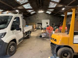 Alleenstaand magazijn op agrarische grond.Ideaal voor stapelen en magazijn.Nu momenteel gebruikt door tuinman- Totale oppervlakte van ca. 1250m²-...