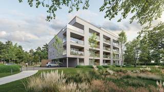Nieuw woonproject Residentie Ter Durmen gelegen op de hoek van de Buntstraat en de Vrouwenstraat te Wondelgem. Deze BEN-appartementen worden gebouwd met zicht op de gemeenschappelijke tuin en bestaande boomgaard. Het gebouw beschikt over een lift tot in de kelderverdieping. Dit ruime twee slpks-appartement is met nr. 1.04 (94m²) gelegen op de eerste verdieping heeft een grote leefruimte met een open ingerichte eilandkeuken en ruim overdekt leefterras (16m²) met twee praktische buitenbergingen. Er zijn 2 slpks, apart toilet, nis voor vestiaire, berging, badkamer met inloopdouche en badmeubel met dubbele wastafel met spiegel met verlichting. Uiterst energiezuinig (E20!) app. dankzij pakket zonnepanelen (energiedelen) , warmtepomp met vloerverwarming, regenwaterrecuperatie en ventilatiesysteem D. Elk appartement wordt volledig afgewerkt aangeboden waarbij je zelf nog je eigen afwerking kan kiezen tot en met de laminaat in de slpks. Ondergronds wordt er voor elk appartement een autostaanplaats en berging voorzien, welke mee dienen aangekocht te worden. In de kelder is er een grote fietsenstalling en bovengronds is er zelfs een staanplaats voor bakfietsen voorzien. Heb je vragen? Contacteer dan je bouwadviseur via 0800 62 732 of mail naar info@durabrik.be. Download de brochure via https://durabrik.immo/buntstraat Beelden en oppervlaktes zijn indicatief. Prijs excl. aankoopkosten en btw.
