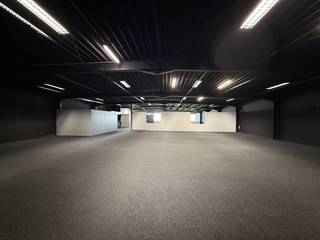 Dit multifunctionele bedrijfsgebouw beschikt over een kantoor/showroom van 960 m² en geniet van een strategische ligging. Op slechts 2 km van de...