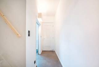 TOPPER! Op zoek naar een energiezuinige, perfect onderhouden woning op een rustige ligging nabij groen én het stadscentrum? Deze instapklare halfopen bebouwing nabij het Astridpark in Kortrijk combineert hedendaags comfort met een praktische indeling en moderne technieken.<br /><br />TROEVEN:<br />- Instapklaar<br />- Elektriciteit = CONFORM AREI<br />- Voorzien van ZONNEPANELEN! <br />- Verwarming via warmtepomp<br />- Airco aanwezig in leefruimte én slaapkamers<br />- 3 volwaardige slaapkamers<br />- Droge kelder<br />- Aangelegde tuin met terras<br /><br />INDELING:<br />Via de inkomhal kom je binnen in de woning, met aansluitend een apart gastentoilet en een praktische wasberging. De lichtrijke leefruimte sluit naadloos aan op de open, volledig ingerichte keuken. Vanuit de keuken heb je toegang tot de droge kelder, ideaal als extra bergruimte.<br /><br />De leefruimte geeft uit op het terras en de verzorgde, aangelegde tuin waar het aangenaam vertoeven is.<br /><br />Op de eerste verdieping bevindt zich een ruime slaapkamer en een moderne badkamer, uitgerust met een douche, dubbel lavabomeubel en toilet.<br /><br />De tweede verdieping biedt plaats aan twee extra slaapkamers, ideaal voor een gezin, bureau of hobbyruimte.<br /><br />Kortom: een energiezuinige en instapklare woning op een topligging nabij het Astridpark in Kortrijk – perfect voor wie comfortabel en zorgeloos wil wonen.<br /><br />📅 Interesse? Plan vandaag nog jouw bezoek op onze bezoekdag op 25 april en ontdek deze topper zelf!<br /><br />AI/26041/K<br />UC:20250909-0003508162-RES-2