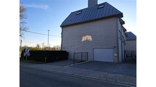 <p></p><p>Een mooi gelijkvloers appartement bestaande uit een woonkamer met open, ingerichte keuken, 1 slaapkamer, badkamer, wasplaats, kelder, terras, 1 overdekte autostaanplaats en 1 open autostaanplaats.</p><p></p>