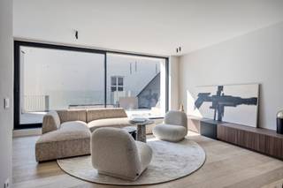 <p><strong>2 slaapkamer appartement in het prestigieus nieuwbouwproject “The Ensemble” in het hart van Assenede, waar stijl en comfort samenkomen in een unieke, karaktervolle omgeving.</strong><br /><br /><strong>Indeling<br /></strong>Men komt meteen uit in een hal met <strong>ingemaakte kasten</strong>, die toegang biedt tot de keuken en de leefruimte.<br />In de keuken bevindt zich een discreet geïntegreerde deur naar de berging, waar naast de technische installaties ook ruimte is voorzien voor wasmachine, droogkast en eventueel een extra koelkast en/of diepvries. De leefruimte geniet van een aangename lichtinval en geeft uit op het <strong>ruime terras.</strong><br />Rechts van de keuken bevindt zich de nachthal, waar men eerst het apart gastentoilet terugvindt, gevolgd door een <strong>eerste badkamer </strong>met ligbad en dubbele lavabo. Verder zijn er <strong>twee slaapkamers</strong>, waarvan de tweede beschikt over een <strong>ensuite badkamer </strong>met enkele lavabo en inloopdouche. <strong>Beide slaapkamers zijn voorzien van ingemaakte kasten.</strong><br /><strong><br />Bijzonderheden:<br /></strong>Enegielabel <strong>A</strong>;<br />Maandelijkse kosten: 50,- EUR / maand <em>[verbruik/onderhoud van de gemeenschappelijke delen (incl. lift)]</em><br />Optioneel bij te huren: een <strong>ondergrondse autostaanplaats</strong> en een <strong>kelderberging</strong> bij te huren voor 100,- EUR per maand.<strong><br /></strong>Optioneel bij te huren: <strong>polyvalente ruimte </strong>(toegankelijk via het terras) voor 300,- EUR per maand.<strong><br /><br />Ligging:<br /></strong>“The Ensemble” is uitstekend gelegen op de Markt van Assenede, in de Stadhuisstraat, pal naast het stadhuis en met een prachtig zicht op de kerk. U geniet hier van een centrale ligging met alle voorzieningen, winkels en horeca op wandelafstand, terwijl u tegelijkertijd woont in een charmante en sfeervolle omgeving.</p>