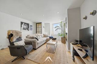 Instapklare, duurzaam gerenoveerde woning met garage en uitweg achteraanOp zoek naar een woning waar stijl, comfort en praktische indeling perfect...