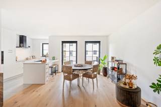 <p>Verscholen in een verzorgd, groen domein bevindt zich dit stijlvolle en energiezuinige 3-slaapkamerappartement, onderdeel van een recent nieuwbouwproject van Cogghe. Een plek waar hedendaagse architectuur, hoogwaardige materialen, duurzaam wooncomfort en rust mooi samenkomen.<br /><br />INDELING:<br /><br />Via de inkomhal met veiligheidsdeur betreden we het appartement.<br /><br />De royale leefruimte geniet dankzij de grote raampartijen van een prachtige lichtinval. De warme parketvloer en kwalitatieve afwerking geven het geheel een tijdloze, elegante uitstraling.<br /><br />Aansluitend bevindt zich de open, volledig uitgeruste keuken met veel werk- en opbergruimte.<br /><br />Het terras vormt een aangename verlenging van de leefruimte en kijkt uit op de groene omgeving van het domein: rustig wonen, omringd door groen.<br /><br />Verder beschikt het appartement over 3 slaapkamers, een stijlvolle badkamer met inloopdouche en dubbele lavabo en een praktische berging met aansluitingen voor wasmachine en droogkast. Tenslotte is er nog een apart gastentoilet.<br /><br />Met een EPC A geniet u bovendien van bijzonder energiezuinig wooncomfort, een mooie troef voor zowel vandaag als de toekomst.<br /><br />De finale schilderafwerking werd bewust nog niet uitgevoerd, waardoor de nieuwe eigenaar het kleurenpalet volledig naar eigen smaak kan bepalen.<br /><br />BIJZONDERHEDEN:<br /><br />- Residentieel domein omringd door groen<br />- Hoogwaardige afwerking<br />- 3 slaapkamers<br />- Energiezuinig wonen – EPC A<br />- Terras<br />- Recent project van Cogghe<br />- Parkeerplaats: + €25.000</p>