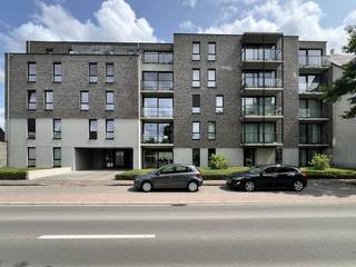 Ruim appartement met twee slaapkamers, in de recente residentie Zandbank (2015) te Veurne. Centraal gelegen nabij het station, scholen en winkels.Dit prachtig appartement beschikt over een zonnig terrras met een open zicht.Indeling:- inkomhal- lichtrijke leefruimte die toegang geeft tot het terras- open keuken met eiland voorzien van oa composiet werkblad, inductie kookplaat, dampkap, vaatwas, oven en koelkast- praktische berging met aansluiting wasmachine/droogkast- gastentoilet met lavabo- 2 ruime slaapkamers - badkamer met inloopdouche en dubbel badkamermeubel met lavaboEnkele troeven:- volledig instapklaar appartement - vloerverwarming- hoogwaardige afwerking- op wandelafstand van het stadscentrum en station- gelegen op 6km van de kust- gemeenschappelijke fietsenbergingGemeenschappelijke kosten: + €60/maand (provisie)Onmiddellijk beschikbaarBen je dus op zoek naar een ruim instapklaar appartement met een goede locatie, neem dan zeker contact op voor meer informatie.
