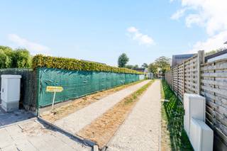In De Vosseslag, een rustige woonomgeving in De Haan, bouwt Hyboma een vrijstaande woning met een tijdloze architectuur.
Je woont hier achter de bestaande bebouwing in de Heidelaan, bereikbaar via een oprit tussen nummer 76 en 78. Zo geniet je elke dag van extra rust en privacy.
De woning beschikt over vier volwaardige slaapkamers, twee badkamers, waarvan één op het gelijkvloers en een lichtrijke leefruimte met grote raampartijen die zorgen voor een natuurlijke lichtinval. Parkeren doe je gemakkelijk onder de carport naast de woning.
Ook de afwerking kies je volledig zelf binnen de voorziene budgetten uit het lastenboek. Zo geef je jouw keuken, badkamer en vloeren een persoonlijke toets die perfect aansluit bij jouw smaak en woonwensen.
Op vlak van energiezuinigheid zit je hier helemaal goed. Dankzij een E-peil 10 en de nieuwste energietechnieken is deze woning klaar voor de toekomst én hou je jouw energiekosten onder controle.
Met de fiets sta je in enkele minuten aan zee. Scholen zijn vlot bereikbaar en voor je dagelijkse boodschappen hoef je nooit ver. Een supermarkt, bakker en slager vind je allemaal in de buurt.
Een rustige ligging, moderne wooncomfort en de mogelijkheid om de afwerking zelf te kiezen maken van deze woning een unieke kans aan de kust.
