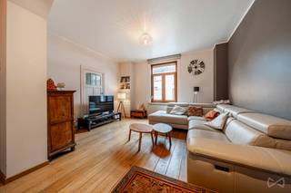 <p>Deze zondag 13 september kunt u deze woning exclusief bezoeken tijdens onze opendeurdag. Neem contact met ons op en kom de woning ontdekken!</p>
<p>Sommige woningen bieden veel meer dan alleen vierkante meters: ze bieden een leefomgeving die met een gezin kan meegroeien. Deze eengezinswoning is daar een mooi voorbeeld van.</p>
<p>Deze woning uit 1911 ligt in een residentiële straat in Ukkel en biedt ongeveer 175 m² woonruimte. Ze heeft haar typische Brusselse charme behouden. Een gezinswoning als deze, met vier slaapkamers en tal van bergruimtes, is vandaag bijzonder gegeerd in Brussel.</p>
<p>Bij binnenkomst zetten de mooie ontvangstruimtes meteen de toon. De leefruimtes sluiten natuurlijk op elkaar aan en lopen door naar een gezellige keuken. De woning beschikt over vier slaapkamers, waardoor er ruimte is voor een gezin, een thuiskantoor of aparte ruimtes voor berging en ontspanning.</p>
<p>De woning werd doorheen de jaren goed onderhouden en verbeterd en beschikt onder meer over een vernieuwde badkamer, een opnieuw geschilderde gevel en dubbele beglazing. Ze is onmiddellijk bewoonbaar en biedt tegelijk voldoende potentieel om geleidelijk aan te worden aangepast aan de wensen en persoonlijkheid van de toekomstige bewoners.</p>
<p>De ligging zorgt voor een bijzonder praktisch dagelijks leven: tram 4 en 82, bus 74 en 75, het station Ukkel-Kalevoet op ongeveer 10 minuten wandelen, en winkels en een fitness in de buurt. Ook groene ruimtes, waaronder het Keyenbemptpark en de Molen, zijn te voet bereikbaar, terwijl de uitvalsweg van Brussel in enkele minuten met de wagen bereikbaar is.</p>
<p>Een echte eengezinswoning met vier slaapkamers, karakter en ruimte om mee te groeien: een type woning dat steeds zeldzamer wordt op de Brusselse markt.</p>