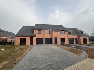 Deze charmante landelijke nieuwbouwwoning is gelegen vlakbij het centrum van Maldegem. <br />De tuin is oostelijk georiënteerd en kijkt op de nieuw aangelegde groenzone. <br />De woning geniet van een optimale woningindeling met op het gelijkvloers een inpandige garage, een inkomhal met gastentoilet en een lichtrijke leefruimte met open keuken. <br />Op de eerste verdieping bevinden zich 3 slaapkamers en een badkamer met bad + inloopdouche. De praktische zolder is toegankelijk met een uitschuifbare zoldertrap. Deze woning is ondertussen in volle opbouw, de afwerking kan door u zelf of door ons gebeuren. Standaard zijn sowieso energiezuinige technieken inbegrepen: er is geluidswerende beglazing, een warmtepomp, ventilatie D en vloerverwarming op beide verdiepingen voorzien. <br /><br />Zie jij jezelf hier wonen? We begeleiden je graag op weg naar je nieuwe (t)huis. Contacteer ons 0470 50 50 50 of info@futurimmo.be.