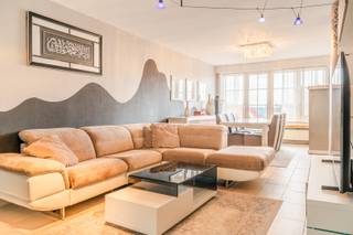 Ontdek dit ruime <strong>tweeslaapkamerappartement (111m<sup>2</sup>)</strong> op de <strong>tweede verdieping</strong> van een <strong>kleinschalige</strong> residentie aan de <strong>rand van Sint-Niklaas.</strong><br />Bij het binnenkomen van <strong>de inkomhal (±2,4 m²) </strong>valt meteen de <strong>ruime woonkame</strong>r<strong> (±43 m²) </strong>en aansluitend bevindt zich de <strong>keuken (±11 m²) </strong>met een handige <strong>berging (±3 m²),</strong>  waar zich de aansluitingen voor wasmachine, droogkast bevinden. <br /><br />Het appartement beschikt over t<strong>wee ruime slaapkamers,</strong> waarvan één met een <strong>aansluitende veranda </strong>die perfect kan dienen als leeshoek, bureau of hobbyruimte. De <strong>badkamer (±9 m²) </strong>is  uitgerust met een hoekbad en wastafel. Verwarming gebeurt via centrale verwarming op aardgas.<br /><br /><strong>Technisch:</strong><br />• EPC: 758 kWh/m²/jaar – label F (renovatieplicht van toepassing)<br />• G-score: D – P-score: D<br />• Wg, Vg, Vv, Gmo, Gvkr<br />• Niet gelegen in overstromingsgevoelig gebied<br /><br />Het appartement is <strong>momenteel verhuurd.</strong><br /><br />Dit appartement biedt een betaalbare woonoplossing én is bijzonder interessant voor wie zoekt naar een investering met stabiel rendement.<br />Contacteer ons vandaag nog voor meer informatie of een bezichtiging op 03 369 70 33.<br /> 