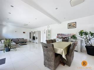 <p><span>Instapklare en ruime OB met ruime tuin en 6 slaapkamers. </span></p><p><span>In een rustige en residentiële buurt van Sint-Niklaas bevindt zich deze instapklare open bebouwing, een ideale woning voor wie op zoek is naar ruimte, comfort en privacy. Zodra u de woning betreedt via de verzorgde inkomhal, wordt u verwelkomd door een lichtrijke en ruime leefruimte met zit- en eetgedeelte. Dankzij de grote raampartijen geniet u hier van een prachtig zicht op de groene, volledig omheinde tuin, waar rust en privacy centraal staan.</span></p><p><span>De moderne open keuken sluit naadloos aan op de leefruimte en biedt alle comfort voor gezellige familiemomenten of het ontvangen van gasten. Op het gelijkvloers vindt u verder nog een apart toilet, een ruime garage en maar liefst drie volwaardige slaapkamers, ideaal voor wie graag alles op één niveau heeft. De woning beschikt ook nog over twee opritten, wat zorgt voor voldoende parkeergelegenheid.</span></p><p><span>Op de eerste verdieping bevinden zich nog eens drie ruime slaapkamers, wat deze woning uitermate geschikt maakt voor grote gezinnen of voor wie extra ruimte zoekt voor bureau, hobby of logeerkamers. </span></p><p><span>De moderne badkamer op het gelijkvloers is uitgerust met een inloopdouche, een stijlvolle lavabo en een aansluiting voor een wasmachine. Boven is er bovendien een extra ruimte die verder kan worden ingericht als tweede badkamer. </span></p><p><span>De woning beschikt over centrale verwarming op aardgas en een elektriciteitsinstallatie die volledig conform is aan de normen. Dankzij de centrale ligging in de nabijheid van winkels, scholen en belangrijke verbindingswegen, combineert deze woning een uitstekende bereikbaarheid met een rustige woonomgeving.</span></p><p><span>Kortom, een instapklare gezinswoning met verrassend veel ruimte, op een toplocatie in Sint-Niklaas. Een bezoek zal u ongetwijfeld overtuigen! Bel ons op 03 500 05 40 en maak vandaag nog een afspraak!</span></p><p><span> </span></p>