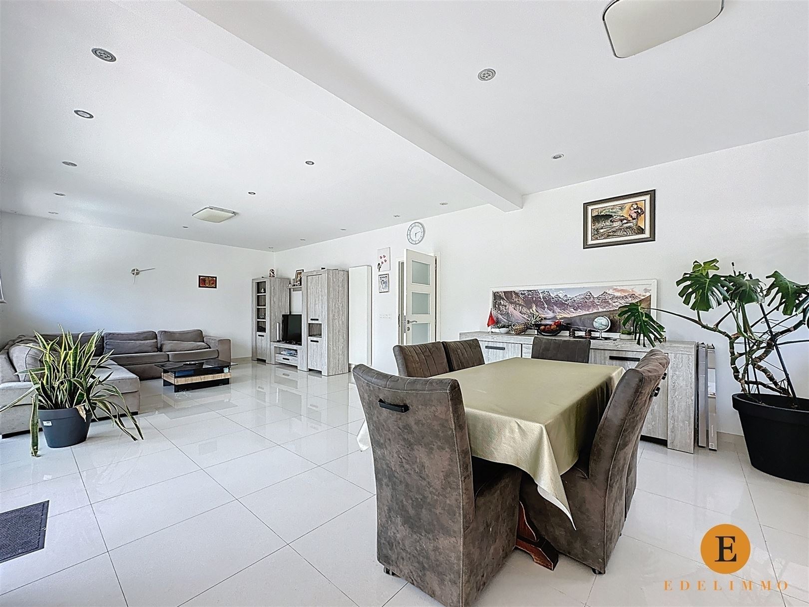 Instapklare en ruime OB met ruime tuin en 6 slaapkamers. - foto 2