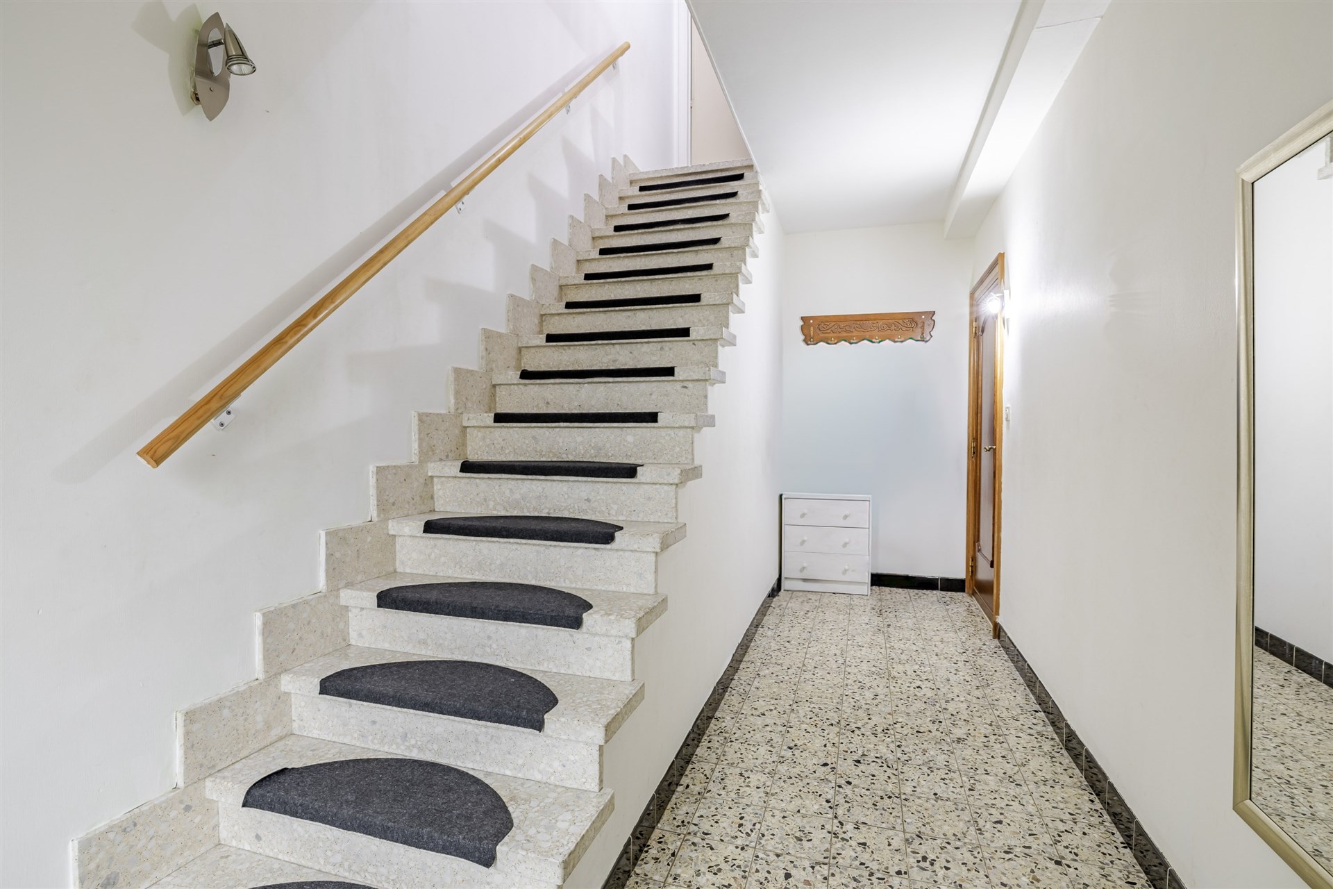 Ruime woning met 3 slks, grote tuin en garage - foto 2