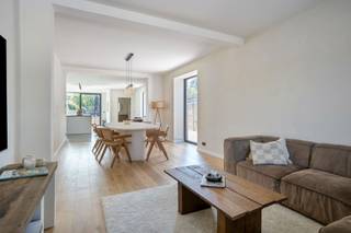<p><span><span><strong><u>Prachtig gerenoveerde woning (2024) met 3 ruime slaapkamers, een bewoonbare oppervlakte van 191 m² en zonnige ruime tuin te Nijlen. </u></strong></span></span></p><p><span><span>Indeling: </span></span></p><p><span><span><strong>- Gelijkvloers: </strong></span></span></p><ul><li><span><span>inkomhal van 6 m² met apart gastentoilet en toegang tot de droge kelder</span></span></li><li><span><span>Zeer ruime en zonnige woon-/eetkamer op gepolierde betonvloer</span></span></li><li><span><span>Volledig geïnstalleerde open keuken voorzien van: kwalitatieve Zanussi-toestellen en een praktisch kookeiland</span></span></li><li><span><span>Ruime berging voorzien van aansluiting wasmachine/droogkast</span></span></li><li><span><span>Handige zijingang mrt vestiaire-mogelijkheden.</span></span></li></ul><p><span><span><strong>- 1e verdieping: </strong></span></span></p><ul><li><span><span>Nachthal met toegang tot de prachtige badkamer voorzien van; inloopdouche, toilet en lavabomeubel. Er is reeds een voorziening voor een ligbad. </span></span></li><li><span><span>3 zeer ruime slaapkamers allen op parket. </span></span></li></ul><p><span><span><strong>- Tuin: </strong></span></span></p><ul><li><span><span>Ruim en zonnig terras van 30 m². </span></span></li><li><span><span>Zonnig en volledig afgesloten tuin van 768 m² achter de woning</span></span></li><li><span><span>Ruime oprit voor 4-5 wagens. </span></span></li></ul><p><span><span>EXTRA: </span></span></p><ul><li><span><span>Volledig gelijkvloers voorzien van vloerverwarming</span></span></li><li><span><span>EPC: 108 kWh/m² uc: 20260222-0003806870-RES-1 (Klasse B). </span></span></li><li><span><span>Laadpaal </span></span></li><li><span><span>Bergingszolder</span></span></li><li><span><span>Elektriciteit conform</span></span></li><li><span><span>Perceelscore A, gebouwscore A, woongebied, stedenbouwkundige info in aanvraag</span></span></li></ul><p><span><span>Nabij school, winkels, autosnelweg, openbaar vervoer, etc. Voor meer info ga naar www.coenenvastgoed.be of bel 03/375.82.92</span></span></p>
