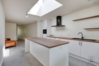 Charmant, volledig gerenoveerde woning met 2 slaapkamers te Turnhout! Bij het binnenkomen word je verwelkomd in een lichtrijke inkomhal met een...