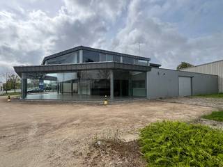 <p>Showroom met opslagruimte te huur in Zottegem. Gelegen langs de N42 met een zeer vlotte verbinding naar de E40, afrit 17 Wetteren. De opslagruimte van 385 m² beschikt over een elektrische sectionaalpoort, polybetonvloer, een vrije hoogte van 4 meter en sanitair. De brede lichtstraat zorgt voor een aangename lichtinval. Vooraan in een ruime showroom met mooi afgewerkte kantoren met een uitstekende visibiliteit langs de expresweg. Mogelijkheid om extra kantoorruimte met keuken bij te huren.<br />Onmiddelijk beschikbaar.<br /><br />Contacteer Structura.biz voor meer info en/of een vrijblijvend plaatsbezoek.</p>