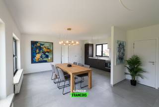 Op het Heilig Hartplein 35 in Zottegem bevindt zich dit moderne en instapklare appartement. Dankzij de ligging nabij de kerk van Bevegem, met...