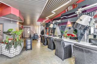 <p>Découvrez cet immeuble mixte commerce et habitation, situé à un emplacement stratégique près de la gare de Grammont et à distance de marche du centre-ville. Le bâtiment comprend un espace commercial au rez-de-chaussée avec vitrine et accès direct depuis la rue, ainsi qu’une spacieuse partie résidentielle aux étages.</p><p></p><p>Avec une surface brute d’environ 178 m², ce bien offre de nombreuses possibilités pour un indépendant, un investisseur ou un acquéreur souhaitant combiner habitation et activité professionnelle. La partie résidentielle compte 3 chambres et 1 salles de bain, permettant, après rénovation, un aménagement fonctionnel et intéressant.</p><p></p><p>La situation constitue un atout majeur : la gare et l’arrêt de bus se trouvent à très courte distance, tandis que les commerces, services et le centre sont facilement accessibles. La visibilité au niveau de la rue rend le rez-de-chaussée adapté à différentes affectations commerciales.</p><p></p><p>Le bien nécessite une rénovation complète, comprenant notamment les techniques, les finitions intérieures et l’optimisation énergétique. C’est précisément là que réside son potentiel : un acquéreur avec une vision claire pourra repositionner cet immeuble en une combinaison attractive de commerce et logement.</p><p></p><p>Un bien de projet avec visibilité, accessibilité et potentiel au cœur de Grammont.</p>
