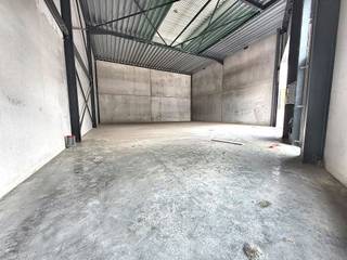 <p>la recherche d’une unité PME existante dans un emplacement stratégique ? Cette surface professionnelle prête à l’emploi à Halle offre une opportunité unique pour les entrepreneurs ! Avec une superficie de 186 m² et deux emplacements de parking privatifs, qui doivent obligatoirement être acquis avec l’unité, ce bien est idéal pour les entreprises souhaitant combiner espace et durabilité.<span></span></p>
<p>L’unité est prête à l’emploi et dispose d’une grande porte sectionnelle de 4,20 m x 4,00 m, de plusieurs gaines d’attente ainsi que d’une grande verrière et d’une fenêtre permettant de bénéficier d’un maximum de lumière naturelle.</p>
<p>Grâce à son excellente situation à proximité des principaux axes routiers, cette unité PME constitue une excellente opportunité d’acquisition, tant pour une entreprise souhaitant se développer que pour un investisseur à la recherche d’un bien à mettre en location.</p>
<p>Pour plus d’informations et/ou pour organiser une visite :<br />contactez Structura.biz au 02 462 32 00</p>