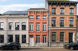 <p>Dit gelijkvloers appartement bevindt zich op een toplocatie in het befaamde, historische Lier, een stad waar werkelijk altijd iets te beleven valt. Van ontspannende wandelingen in het natuurgebied “Nazareth”, gezellig snuisteren in de winkels van de Antwerpsestraat tot zorgeloze daguitstapjes dankzij de vlotte verbindingen met de trein: dit een plek waar zowel rust als stedelijk comfort perfect hand in hand gaat!</p>
<p>Waar de gevel klasse en allure uitstraalt door de smeedijzeren raamleuningen, kroonlijsten en subtiele gevelornamenten, heerst er in het appartement zelf juist een frisse, hedendaagse toets. Bij binnenkomst word je namelijk meteen verrast door een glasdallenwand die zorgt voor een overvloed aan natuurlijk daglicht, met behoudt van privacy. Aangrenzend bevindt zich de leefruimte met open keuken die praktisch werd geïnstalleerd voor het dagelijks gebruik. Verder heb je hier nog een slaapkamer (8 m²) met aansluitend een praktische dressing en uiteraard een badkamer met inloopdouche, deze werd in een stijlvol marmeren jasje gestoken.</p>
<p>Tot slot, maakt de verzorgde tuin van maar liefst 47,50 m² het plaatje compleet. Dit wordt gegarandeerd jouw favoriete ontspanningsplek!</p>
<p><strong>Technische gegevens: </strong>Centrale verwarming op gas via een condenserende ketel (individueel), geïsoleerde muren, dubbele beglazing in PVC. <strong>Aparte meters</strong> voorzien voor zowel gas, water als elektriciteit!</p>
<p><strong>Stedenbouwkundige inlichtingen en bodemattest aanwezig. Asbestveilig. Bevindt zich niet in een risicozone voor overstromingen (P- en G-score A). Renovatieverplichting niet van toepassing.</strong></p>