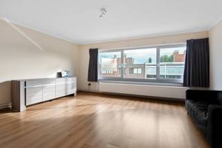 <p><span>Dit aangename appartement bevindt zich op de bovenste verdieping van het gebouw en is vlot bereikbaar met de lift. Met twee slaapkamers, een gezellig terras en een praktische garagebox biedt deze eigendom een mooie combinatie van comfort, functionaliteit en extra bergruimte.</span></p>
<p><span>De ligging op de bovenste verdieping zorgt voor een aangename woonomgeving. Bovendien beschikt het appartement over een </span><strong><span>gunstig EPC</span></strong><span> en is de </span><strong><span>elektrische installatie conform</span></strong><span>, twee belangrijke troeven die bijdragen aan de aantrekkelijkheid van deze eigendom.</span></p>
<p><span>Het appartement is momenteel verhuurd en vormt daardoor een interessante opportuniteit voor investeerders die op zoek zijn naar een opbrengsteigendom met een bestaande huursituatie. Ook voor wie op termijn zelf wil bewonen, biedt dit pand interessante mogelijkheden.</span></p>
<p><strong><span>Een interessante investering met sterke troeven</span></strong><span>, dankzij de twee slaapkamers, het terras, de garagebox, de gunstige energieprestatie en de conforme elektriciteit.</span></p>
<p><span>Bent u op zoek naar een investering met potentieel? Of ziet u zichzelf hier in de toekomst wonen? Ontdek de mogelijkheden en plan vandaag nog uw bezoek!</span></p>
<p><em><span>Vermelde oppervlakten en afmetingen zijn indicatief. De oppervlakte is conform het EPC.</span></em></p>