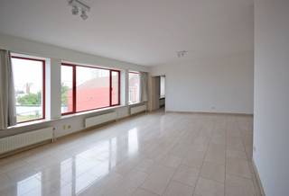 RONDEKOMSTRAAT 5/3 - ROESELAREDit zeer ruim appartement geniet veel lichtinval en is gelegen op de eerste verdieping van de residentie en heeft een...