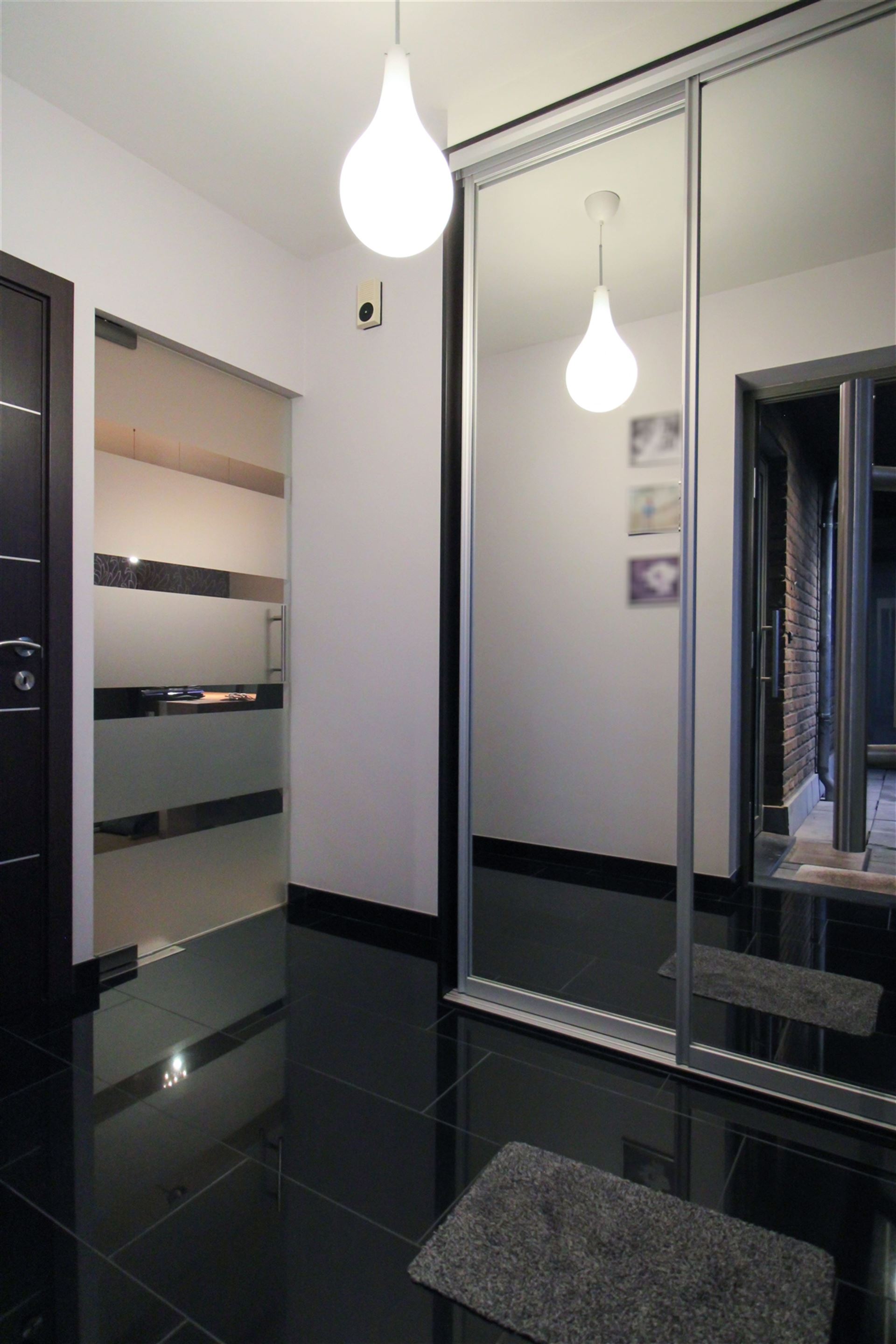 Instapklaar duplexappartement met terras, twee slaapkamers, twee parkeerplaatsen en ruime kelderberging te Maasmechelen! - foto 2