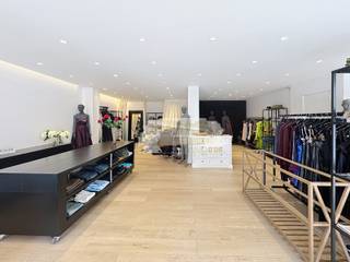 Dit instapklaar handelspand is centraal gelegen in Sint-Katelijne-Waver en geniet van een uitstekende zichtbaarheid dankzij het ruime uitstalraam...