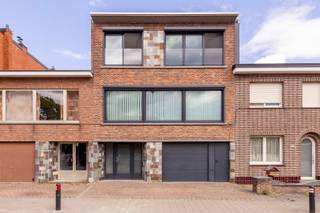 Instapklare gezinswoning met 3 slaapkamers en leuk tuintje. Op wandelafstand van scholen, winkels, openbaar vervoer. Vlakbij het Fort van Kessel...