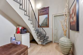 In het hart van Ieper, in de charmante Boterstraat, stellen wij met trots dit uniek triplex appartement voor. Een absolute toplocatie op...