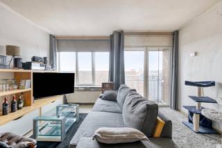 Gezellig appartement gelegen op de 3de verdieping en bestaande uit hal, living, geïnstalleerde keuken met plaats voor wasmachine en droogkast. Er zijn 2 slaapkamers, badkamer en tof terras. Tevens ondergrondse standplaats inbegrepen in de prijs !!! Ideaal voor alleenstaande, koppel of als investering !!!!! Centraal gelegen, vlakbij centrum en de verbingswegen !! EPC Label A !!!!! Conforme elektriciteit en asbestveilig !