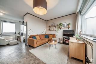 Info: bruxelles.ouest@weinvest.be of 02 315 77 22<br /><br />**Lichtrijke Studio Penthouse met terras en open uitzicht in Jette**<br /><br />Gelegen op de bovenste verdieping van een goed onderhouden gebouw, onderscheidt deze studio zich door haar lichtinval, potentieel en open uitzicht.<br /><br />De studio bestaat uit een aangename leefruimte met open keuken, een duidelijk afgebakende slaaphoek met ruimte voor een comfortabel bed, een douchekamer met toilet en een voorziene aansluiting voor een wasmachine. De elektriciteit zal uiterlijk bij de notariële akte conform zijn, en een kelder vervolledigt het geheel.<br /><br />De studio vraagt enkele opfrissingswerken, maar vormt een uitstekende basis om een gezellige en warme woonruimte te creëren. Om de mogelijkheden beter te visualiseren, bevat de advertentie 3D-projecties die inspirerende indelingsideeën geven en het potentieel van het pand in de kijker zetten.<br /><br />Een absolute troef is het gunstig georiënteerde terras, een echte verlenging van de leefruimte, met een aangenaam uitzicht, onder andere op het Atomium.<br /><br />Ideaal gelegen in Jette, vlakbij openbaar vervoer, het UZ-ziekenhuis, de ring, de tunnels richting het centrum van Brussel, het station van Jette en het Spiegelplein. Liefhebbers van groen zullen ook de nabijheid van het Dieleghembos waarderen.<br /><br />Een charmant pand met veel potentieel, ideaal als eerste aankoop, investering of pied-à-terre.<br /><br />📍 Zeker een bezoek waard!<br /><br />EPC: F – CO₂: 94 kg/(m².jaar) – 342 kWhEP/(m².jaar) Mis onze exclusieve panden niet op onze website: www.weinvest.be