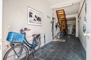 Bent u op zoek naar een volledig te vernieuwen appartement in het centrum van Niel?
Dan is deze duplex in een kleinschalig appartementsgebouw (er zijn enkel onderburen) ongetwijfeld iets voor u!
Op het gelijkvloers is er een privatieve ruimte voorzien om o.a. de fietsen te bergen.
Op de eerste verdieping zijn de living, de her in te richten keuken met overdekt noordwestterras, twee slaapkamers en de her in te richten badkamer gelegen.
De dakverdieping heeft nog een derde slaapkamer en een af te werken zolderruimte.
Het dak is geïsoleerd met 10 cm PURPIR en de beglazing is grotendeels dubbel in PVC ramen.
Dit pand is onderhevig aan de renovatieverplichting die door de Vlaamse overheid wordt opgelegd voor residentiële gebouwen.
Voor meer informatie hieromtrent: https://www.vlaanderen.be/een-woning-kopen/renovatieverplichting-voor-residentiele-gebouwen
Neemt u gerust contact op met ons kantoor om een plaatsbezoek in te plannen!