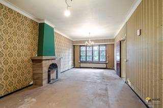 <p><span>Rustig wonen op een centrale locatie? Dan zit je hier helemaal goed. Deze woning bevindt zich in een aangename woonomgeving in Wilrijk, met een vlotte verbinding naar Antwerpen en omliggende gemeenten. Winkels, scholen, openbaar vervoer en groen bevinden zich allemaal binnen handbereik.</span></p><p><span>De woning is volledig te renoveren, maar beschikt over een solide basis (beton) en een praktische indeling met tal van mogelijkheden. Een ideale opportuniteit voor wie op zoek is naar een renovatieproject om de schouders onder te zetten.</span></p><p><span>Je betreedt de woning via de inkom- en traphal. Rechts bevindt zich de lichtrijke woonkamer van 32 m², die aansluit op de aparte keuken van 13 m² achteraan. Vanuit de keuken heb je zicht op en toegang tot de westgerichte tuin van maar liefst 113 m² — een mooie buitenruimte waar je volop van de namiddag- en avondzon geniet.</span></p><p><span>Verder zijn er op het gelijkvloers nog een kleine berging en een apart gastentoilet aanwezig.</span></p><p><span>Op de bovenverdieping bevinden zich drie slaapkamers van 7 m², 14 m² en 17 m², evenals de badkamer van 5 m².</span></p><p><span>Tot slot beschikt de woning nog over een kelder en een aanpalende garage, wat zorgt voor extra opslag- en parkeermogelijkheden.</span></p><p><span>Ben jij op zoek naar een renovatieproject om je schouders onder te zetten? Mis deze kans niet! Bewoonbare opp. 129 m² – ref.: bruto vloeropp. Voor meer info of een gratis schatting surf naar www.hansimmo.be</span></p><p><span> </span></p>