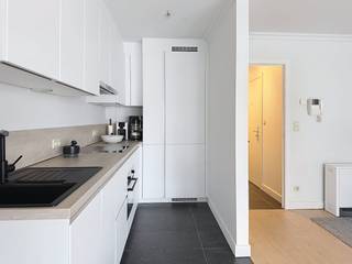 Lichtrijk appartement te huur in Oostende. Dit appartement met twee slaapkamers is gelegen op een toplocatie in het centrum op een zucht van de zee. Het appartement is voorzien van een lichtrijke leefruimte met moderne open keuken.Indeling:- inkom- leefruimte met open keuken- berging- apart toilet- badkamer- slaapkamer 1- slaapkamer 2- ruime berging in de kelder + lokaal voorzien om afval te plaatsenMaandelijkse kosten: €85,-Ben je geïnteresseerd in dit pand te huur in Oostende? Ga naar de website www.dewaele.com, klik op het pand dat je wenst te huren. Via de rode knop "vraag je bezoek aan" vragen we u kort een profiel in te vullen. Daarna nemen we contact op voor een bezoek. Telefonisch kunnen er geen afspraken gemaakt worden.