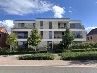 YES! Voor dit pand kan je zélf een afspraak inboeken! Ga naar de advertentie op onze website www.justwonen.be en plan meteen je afspraak in.<br /><br />De perfecte uitvalsbasis als je wil huren zonder gedoe. Een bijna-nieuwbouw, alles netjes geschilderd, verlichting en gordijnen aanwezig, kasten zijn er al en zelfs de wasmachine staat te wachten om jouw wasjes te draaien. Dus jawel, een ab-so-lu-te instapper.<br /><br />Indeling:<br />De inkomhal is jouw centrale uitvalsbasis naar al je kamers. We zien 2 slaapkamers – de ene al wat groter dan andere – telkens voorzien van kasten. De badkamer is basic, maar netjes. Er is een douche en een wastafel. Het toilet is apart. <br /><br />De woonkamer is rechttoe rechtaan, lekker licht en voorzien van een open keuken. Deze is voorzien van alle nodige snufjes. (Op de foto is de oven nog vermist, maar er werd ondertussen een nieuw exemplaar geplaatst). <br /><br />Om de hoek vinden we nog een compacte, maar handige bergplaats met een wasmachine. <br />De auto zet je droog in de carport achter het gebouw. Graag nog wat extra parkeergelegenheid? No problemo, op loopafstand vind je een pleintje met parking.<br /><br />Maandelijkse kosten: 50 EUR.